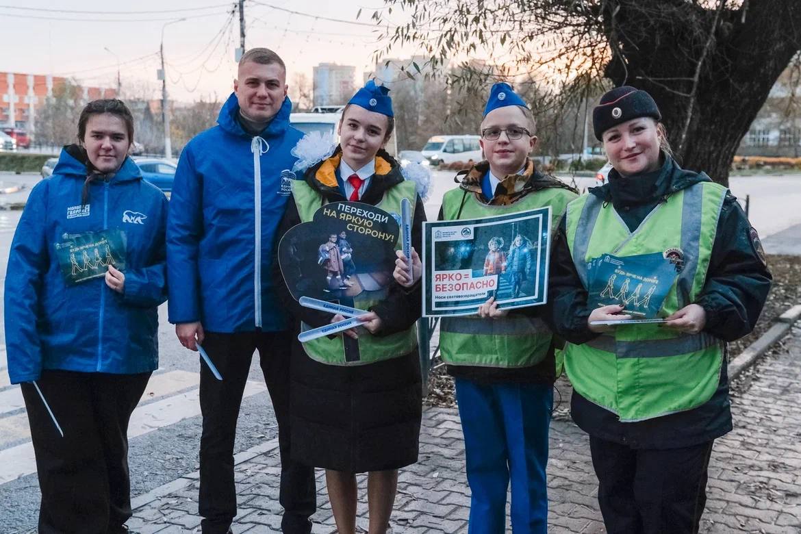 С Днём автомобилиста!. Сегодня сотрудники Госавтоинспекции вместе с представителями партии «Единая Россия», «Молодой Гвардии» и юидовцами поздравили водителей с их профессиональным праздником С Днём автомобилиста!. Сегодня сотрудники Госавтоинспекции вместе с представителями партии «Единая Россия», «Молодой Гвардии» и юидовцами поздравили водителей с их профессиональным праздником