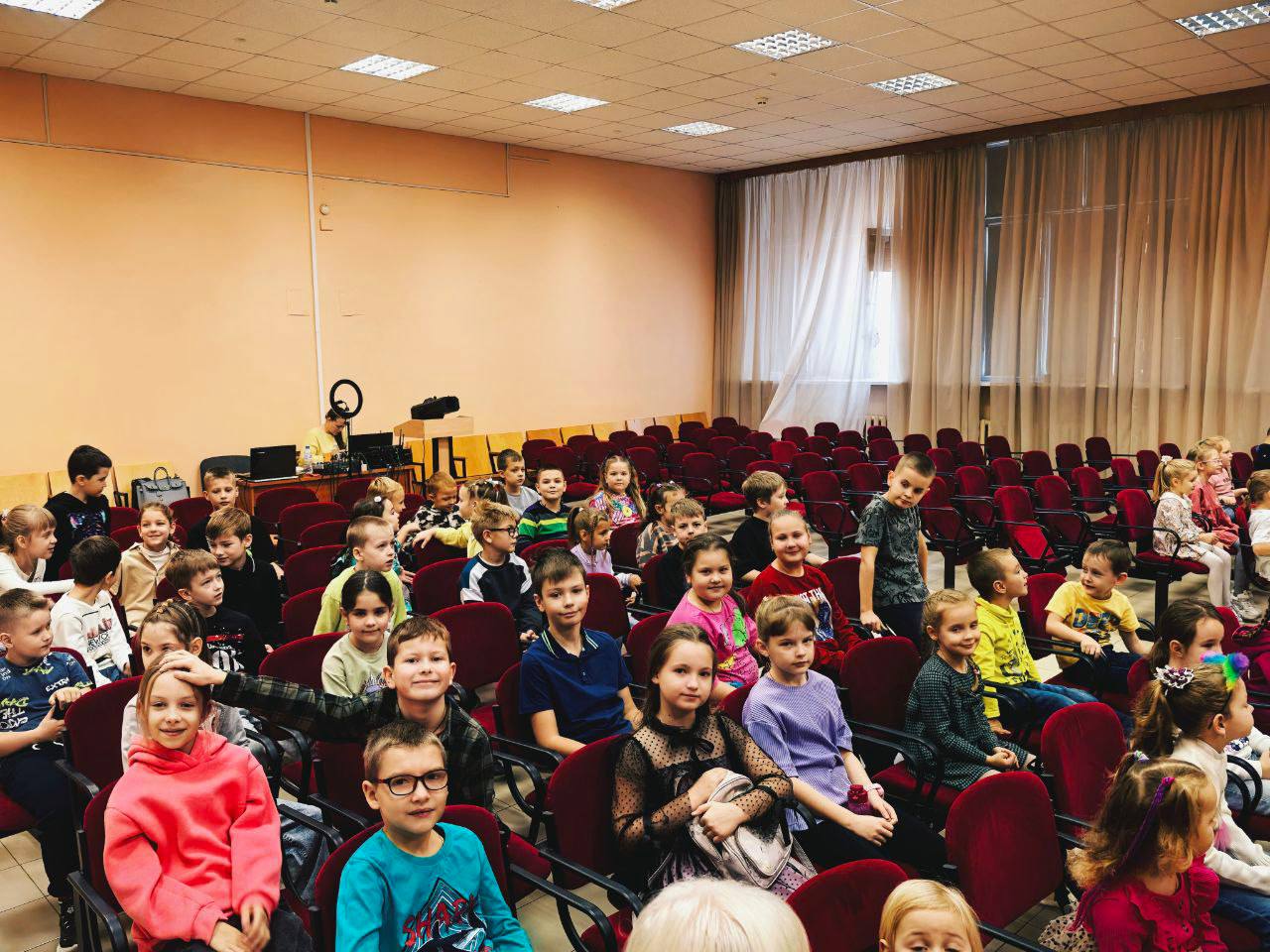 Волшебный мир театра!. 25 октября обучающиеся 3ж класса посетили новую версию спектакля "Летучий корабль", поставленного театральной студией "Инсайт" ЦРТДиЮ Волшебный мир театра!. 25 октября обучающиеся 3ж класса посетили новую версию спектакля "Летучий корабль", поставленного театральной студией "Инсайт" ЦРТДиЮ