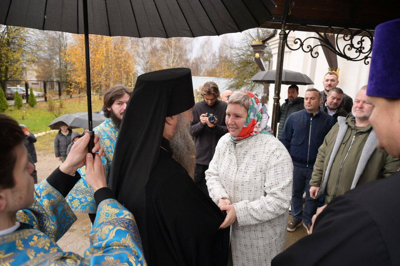 В конце ХХ века жители посёлка Загорской ГАЭС Богородское обратились с коллективным письмом к настоятелю Свято-Троицкой Сергиевой лавры, архиепископу Феогносту с просьбой помочь им воссоздать в посёлке храм в честь Успения... В конце ХХ века жители посёлка Загорской ГАЭС Богородское обратились с коллективным письмом к настоятелю Свято-Троицкой Сергиевой лавры, архиепископу Феогносту с просьбой помочь им воссоздать в посёлке храм в честь Успения...