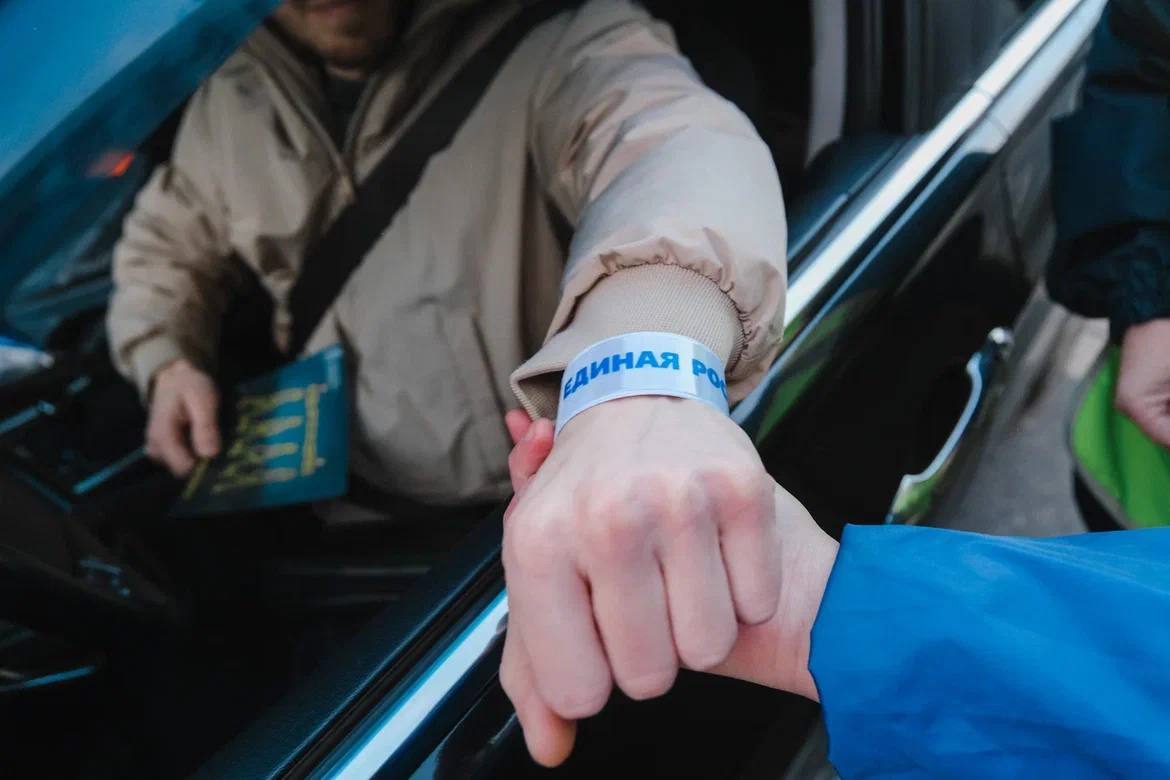 С Днём автомобилиста!. Сегодня сотрудники Госавтоинспекции вместе с представителями партии «Единая Россия», «Молодой Гвардии» и юидовцами поздравили водителей с их профессиональным праздником С Днём автомобилиста!. Сегодня сотрудники Госавтоинспекции вместе с представителями партии «Единая Россия», «Молодой Гвардии» и юидовцами поздравили водителей с их профессиональным праздником