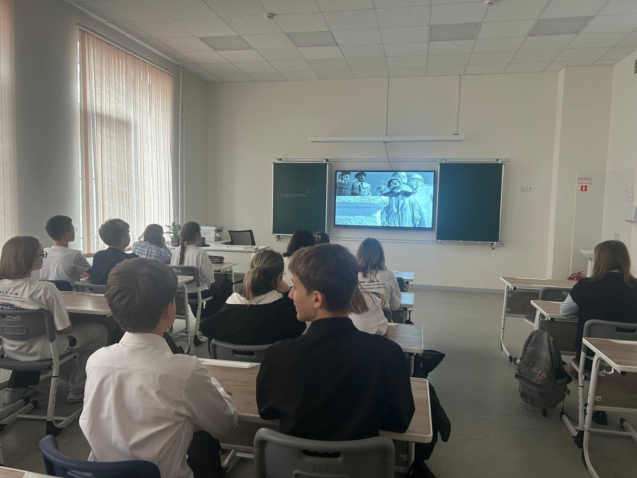 Киноурок в 7М классе!. Сегодня у нас прошел увлекательный киноурок, и мы посмотрели легендарный фильм «Александр Невский»! Все ребята были в полном восторге! Фильм погрузил нас в атмосферу исторических событий и показал... Киноурок в 7М классе!. Сегодня у нас прошел увлекательный киноурок, и мы посмотрели легендарный фильм «Александр Невский»! Все ребята были в полном восторге! Фильм погрузил нас в атмосферу исторических событий и показал...