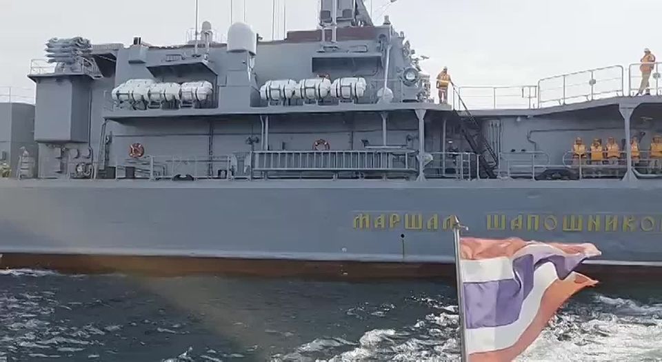 25 октября корабли Тихоокеанского флота ВМФ России — фрегат «Маршал Шапошников», корвет «Гремящий», большой морской танкер «Борис Бутома» — завершили деловой визит на базу Саттахип королевских Военно-морских сил Таиланда