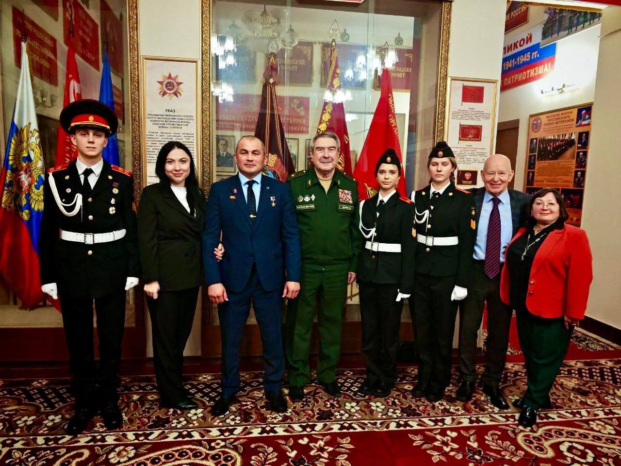Красногорские кадеты десятого класса лицея № 1 стали участниками круглого стола под названием «Связь поколений» Красногорские кадеты десятого класса лицея № 1 стали участниками круглого стола под названием «Связь поколений»