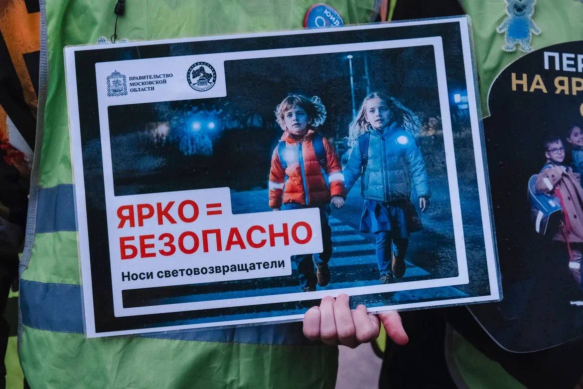С Днём автомобилиста!. Сегодня сотрудники Госавтоинспекции вместе с представителями партии «Единая Россия», «Молодой Гвардии» и юидовцами поздравили водителей с их профессиональным праздником С Днём автомобилиста!. Сегодня сотрудники Госавтоинспекции вместе с представителями партии «Единая Россия», «Молодой Гвардии» и юидовцами поздравили водителей с их профессиональным праздником