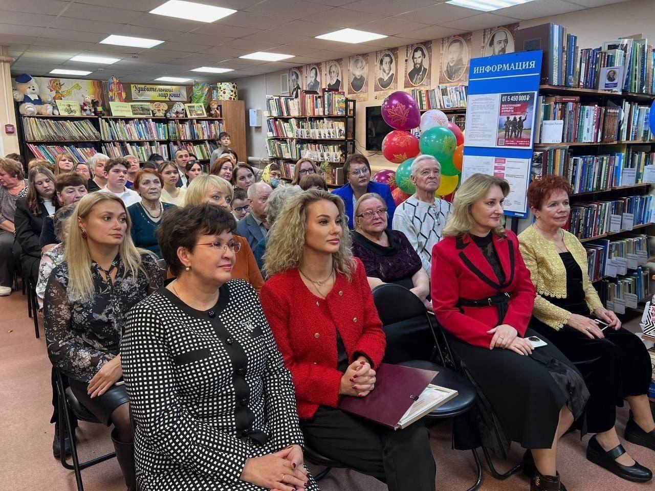 Поздравила коллектив библиотеки села Молоди с 100-летним юбилеем! Поздравила коллектив библиотеки села Молоди с 100-летним юбилеем!