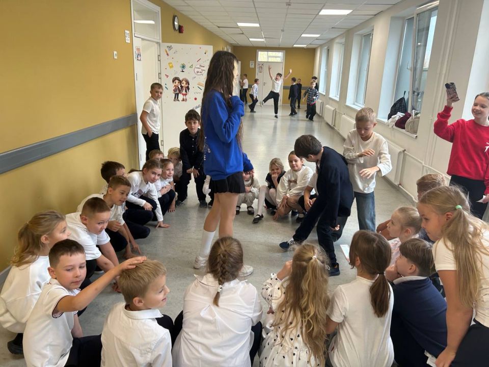 Орлята России. Сегодня активистки движения Первых провели замечательное совместное занятие с нашими юными орлятами! Это было невероятно увлекательно и интересно! Наши гимназистки организовали множество захватывающих...
