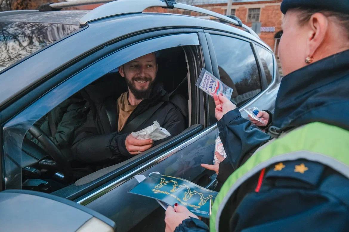 С Днём автомобилиста!. Сегодня сотрудники Госавтоинспекции вместе с представителями партии «Единая Россия», «Молодой Гвардии» и юидовцами поздравили водителей с их профессиональным праздником С Днём автомобилиста!. Сегодня сотрудники Госавтоинспекции вместе с представителями партии «Единая Россия», «Молодой Гвардии» и юидовцами поздравили водителей с их профессиональным праздником