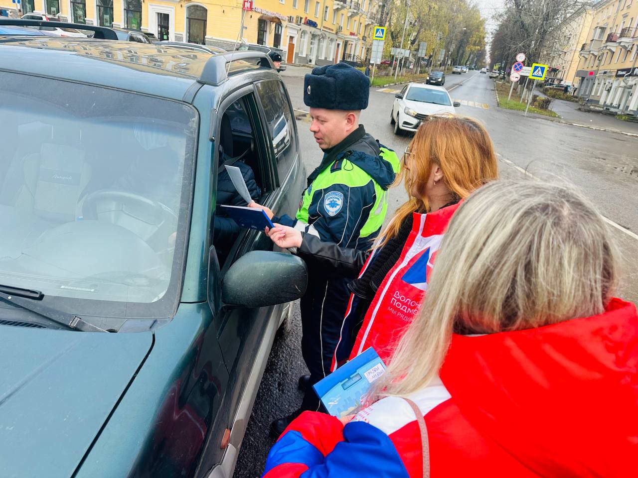 Воскресенские сотрудники Госавтоинспекции и общественники поздравили водителей с Днем автомобилиста Воскресенские сотрудники Госавтоинспекции и общественники поздравили водителей с Днем автомобилиста
