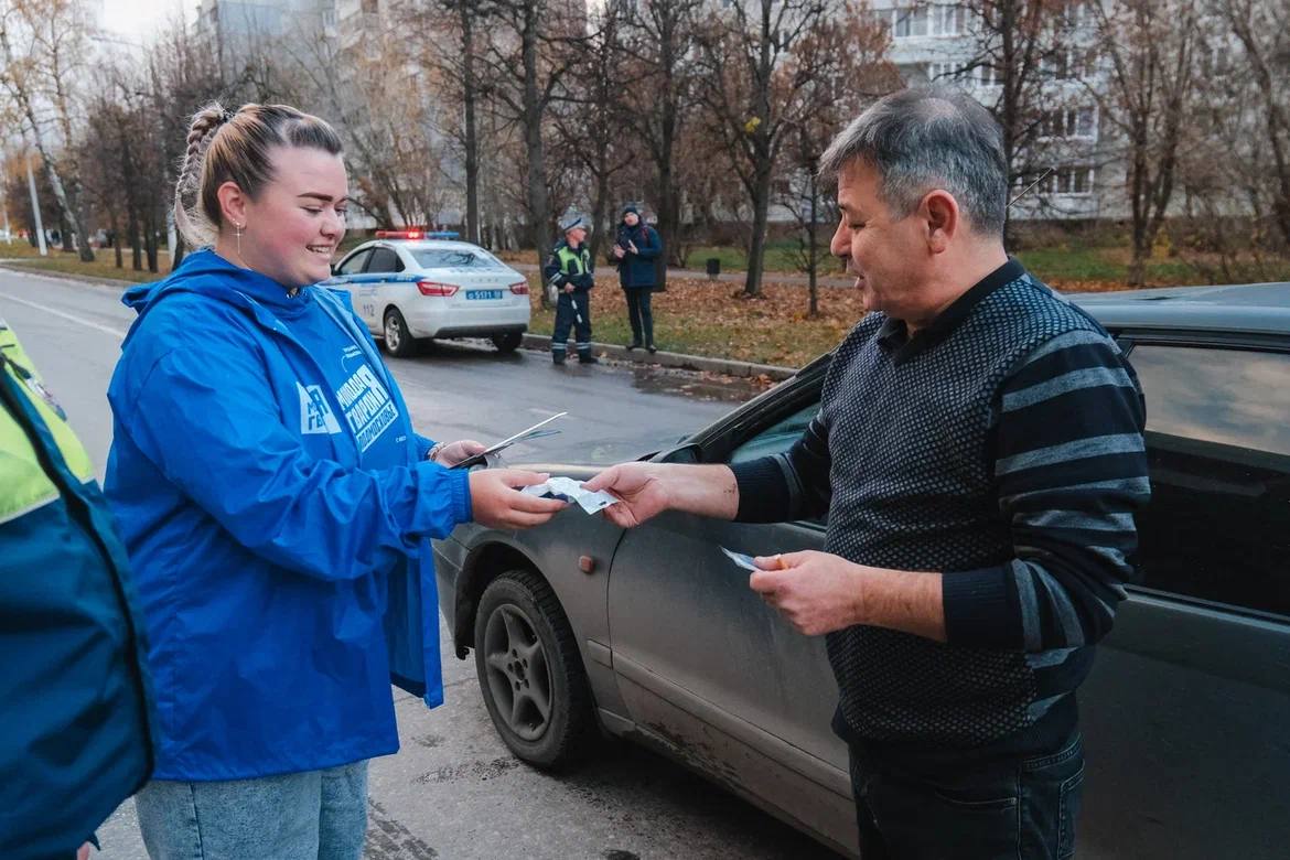 С Днём автомобилиста!. Сегодня сотрудники Госавтоинспекции вместе с представителями партии «Единая Россия», «Молодой Гвардии» и юидовцами поздравили водителей с их профессиональным праздником С Днём автомобилиста!. Сегодня сотрудники Госавтоинспекции вместе с представителями партии «Единая Россия», «Молодой Гвардии» и юидовцами поздравили водителей с их профессиональным праздником
