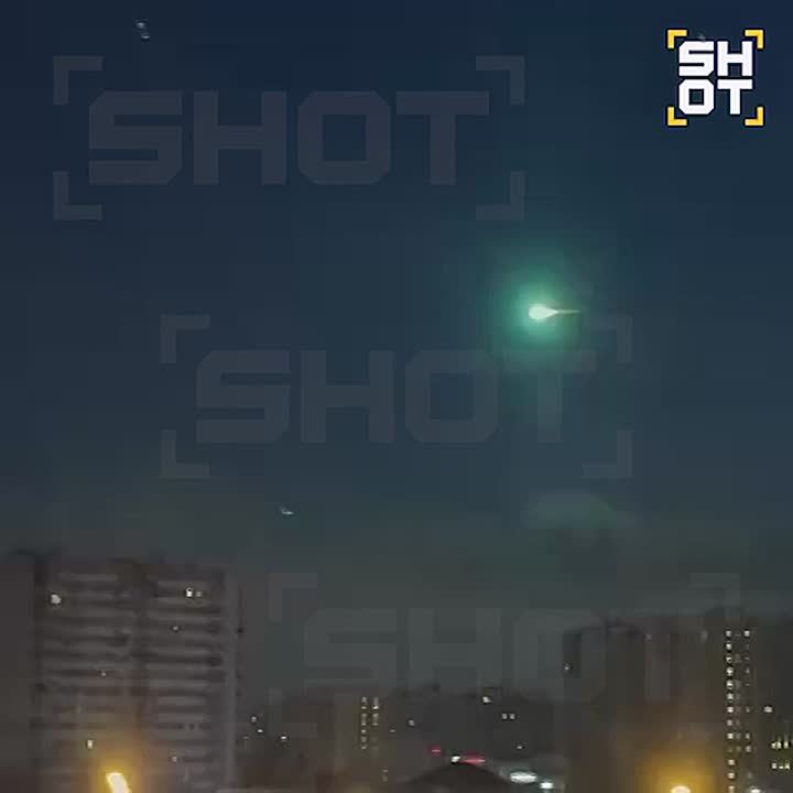 Небесное тело, похожее на метеорит, заметили в небе над Москвой и Подмосковьем