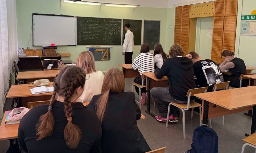 Когда в школьной программе появляется тема «Квадратные уравнения с параметром», многие начинают паниковать Когда в школьной программе появляется тема «Квадратные уравнения с параметром», многие начинают паниковать