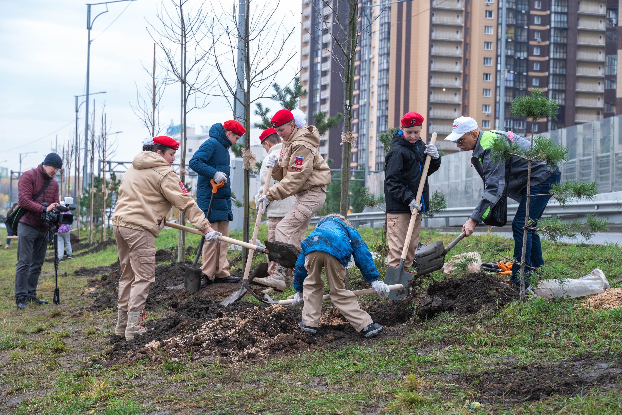 В Реутове высадили более 20 деревьев в рамках экоакции