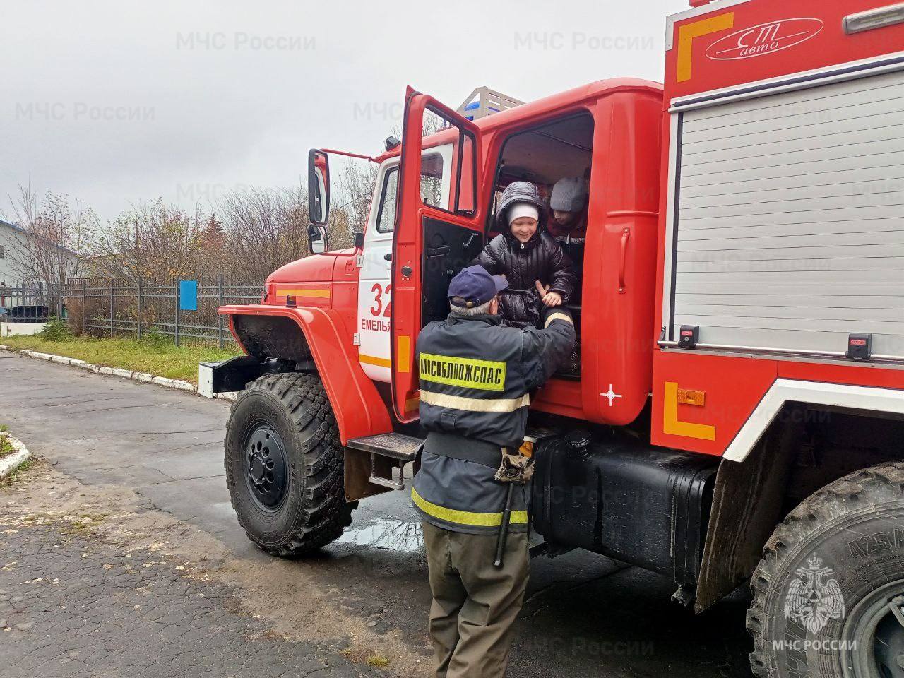 В Озерах обучают школьников мерам пожарной безопасности В Озерах обучают школьников мерам пожарной безопасности