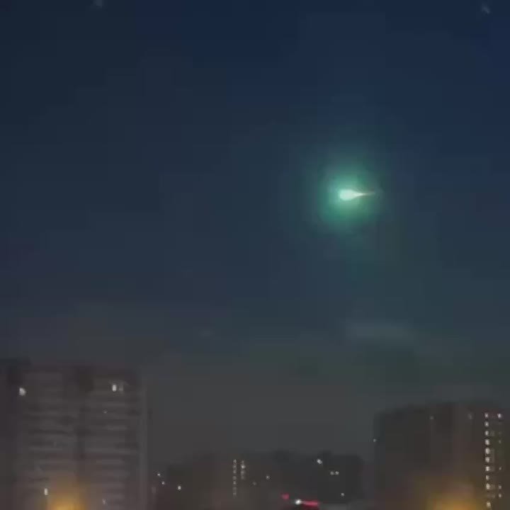 В Сети разошлись кадры с необычным летательным объектом над Москвой и Подмосковьем