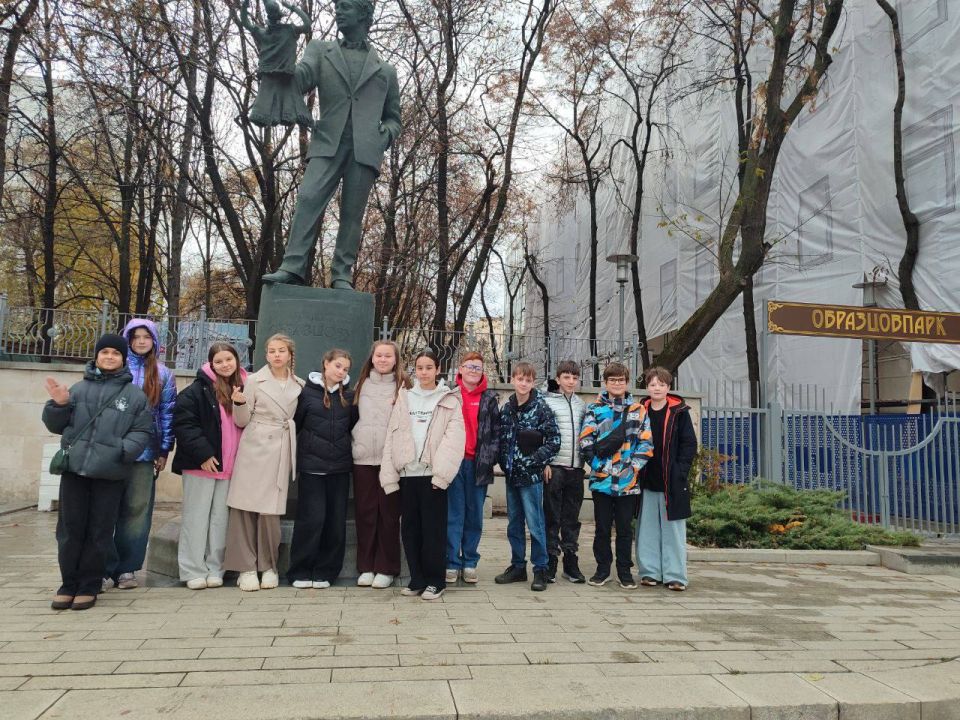 "Ночь перед Рождеством". Сегодня 6-й "Ж" класс совершил увлекательную поездку в Государственный Академический Центральный театр кукол им. С.В. Образцова! Ребята смогли насладиться великолепным спектаклем "Ночь перед...