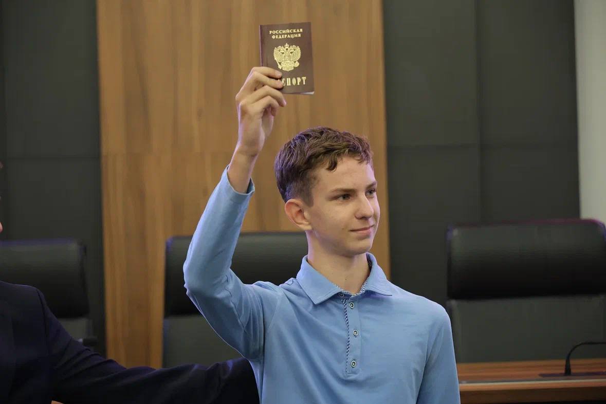 Сергей Юров: Первый паспорт.. Традиционно в последний понедельник месяца проводим торжественную церемонию вручения первых паспортов юным балашихинцам Сергей Юров: Первый паспорт.. Традиционно в последний понедельник месяца проводим торжественную церемонию вручения первых паспортов юным балашихинцам