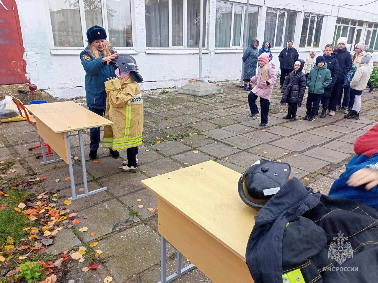 В Озерах обучают школьников мерам пожарной безопасности В Озерах обучают школьников мерам пожарной безопасности