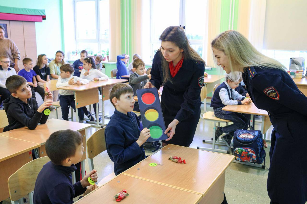 Госавтоинспекция и «Подольский троллейбус» провели познавательное мероприятие для школьников с ОВЗ Госавтоинспекция и «Подольский троллейбус» провели познавательное мероприятие для школьников с ОВЗ