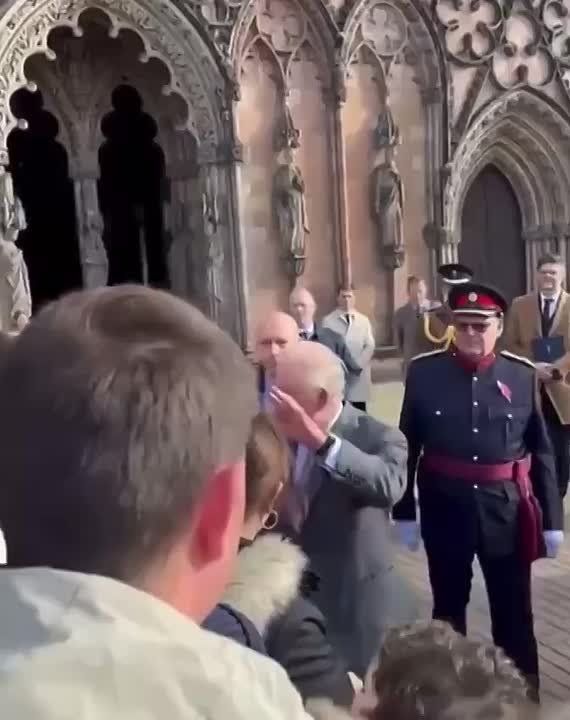 Соединенное Королевство потрясено из-за этого неловкого момента с королём Карлом сегодня — его спросили, знал ли он о связи принца Эндрю с сексуальным преступником Джеффри Эпштейном