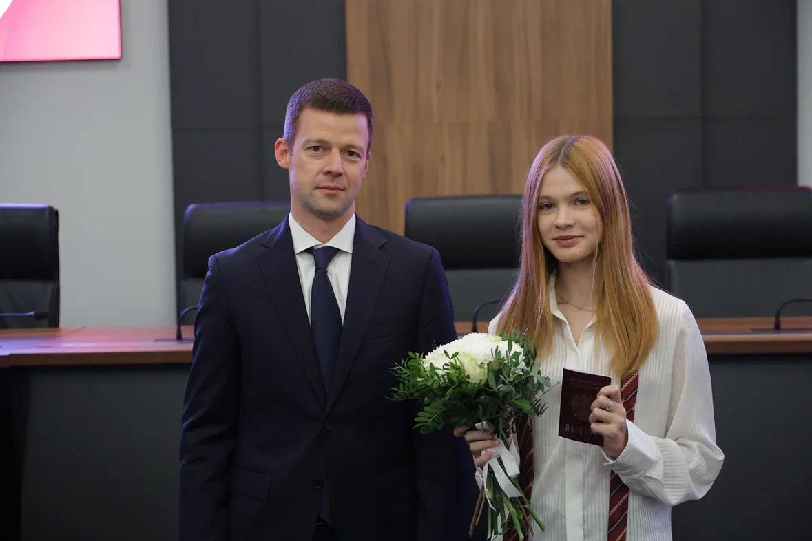 Сергей Юров: Первый паспорт.. Традиционно в последний понедельник месяца проводим торжественную церемонию вручения первых паспортов юным балашихинцам Сергей Юров: Первый паспорт.. Традиционно в последний понедельник месяца проводим торжественную церемонию вручения первых паспортов юным балашихинцам