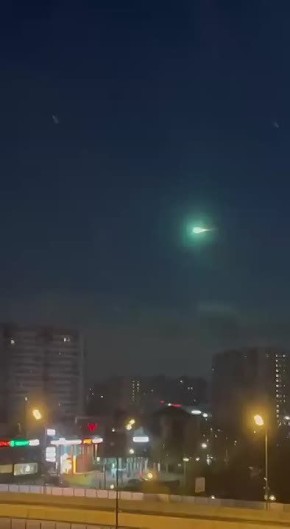 На разошедшемся в сети видео, записанном в Подмосковье, вероятно, снят небольшой метеорит или космический мусор, сообщил РИА Новости руководитель Лаборатории солнечной астрономии ИКИ РАН Богачев