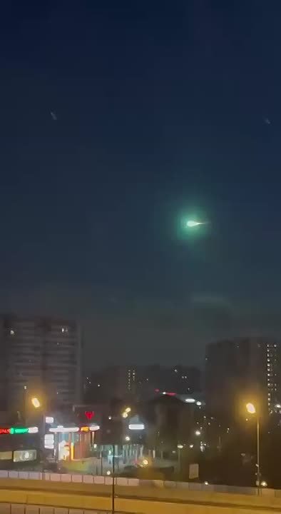 На разошедшемся в сети видео, записанном в Подмосковье, вероятно, снят небольшой метеорит или космический мусор, сообщил РИА Новости руководитель Лаборатории солнечной астрономии ИКИ РАН Богачев