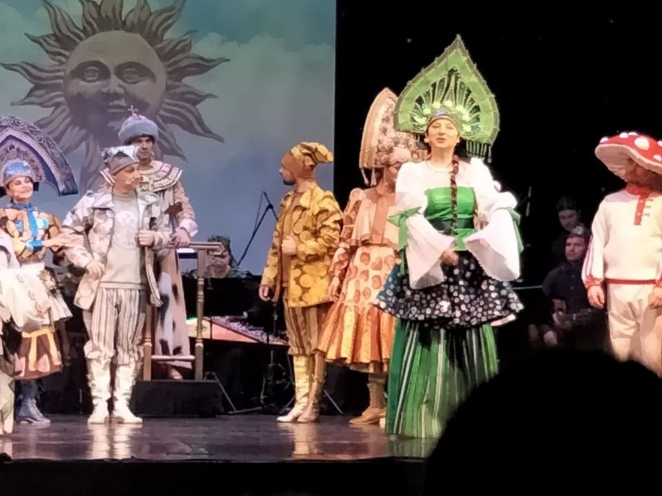 В субботу учащиеся 2в и 3г класса посетили музыкальный спектакль "Царевна-лягушка", который исполняли артисты Государственного ансамбля русской музыки и танца «САДКО»