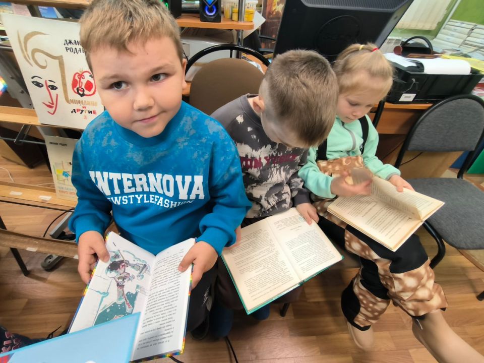 В чеховской городской библиотеке №1 к 105-летию итальянского детского писателя, сказочника и журналиста Джанни Родари, прошел час чтения «Добрые сказки Джанни Родари»