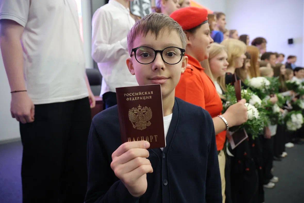 Сергей Юров: Первый паспорт.. Традиционно в последний понедельник месяца проводим торжественную церемонию вручения первых паспортов юным балашихинцам Сергей Юров: Первый паспорт.. Традиционно в последний понедельник месяца проводим торжественную церемонию вручения первых паспортов юным балашихинцам