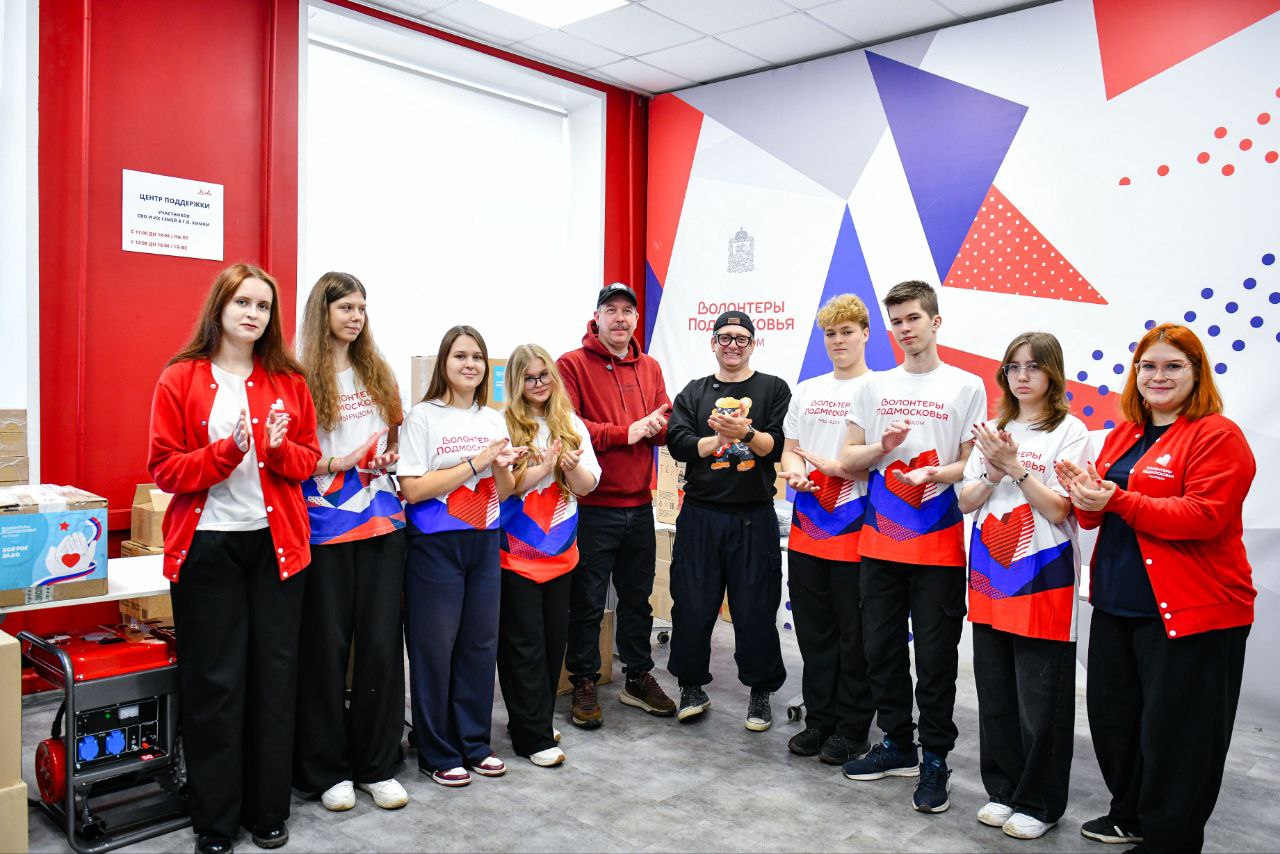Известные российские актёры привезли гуманитарную помощь для бойцов СВО в ресурсный центр в Химках Известные российские актёры привезли гуманитарную помощь для бойцов СВО в ресурсный центр в Химках