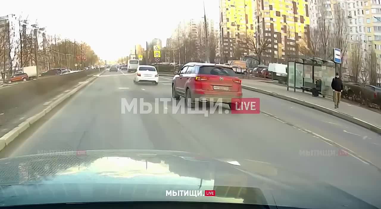 Сотрудники Госавтоинспекции подмосковных Мытищ во время мониторинга Интернета обнаружили видеозапись, на которой водитель автомобиля «Лада» опасно маневрировал на проезжей части