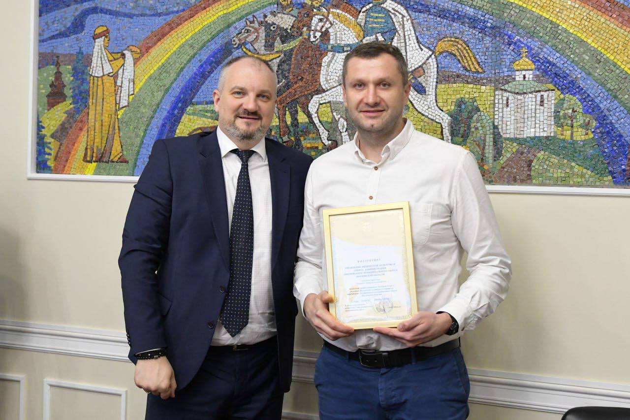 Сегодняшнее оперативное совещание начали с тёплых слов в адрес наших коллег Сегодняшнее оперативное совещание начали с тёплых слов в адрес наших коллег