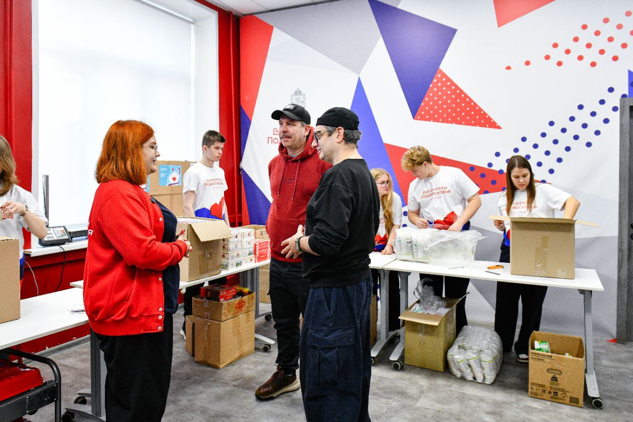 Известные российские актёры привезли гуманитарную помощь для бойцов СВО в ресурсный центр в Химках Известные российские актёры привезли гуманитарную помощь для бойцов СВО в ресурсный центр в Химках
