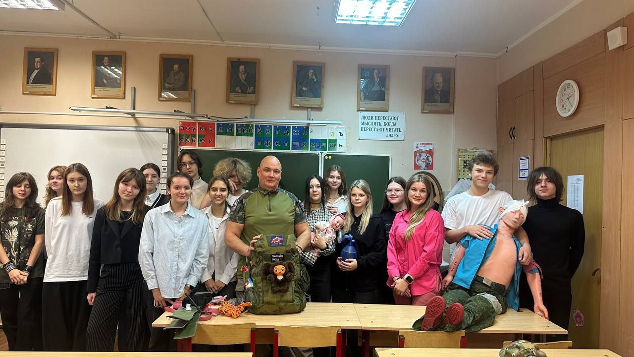 Фельдшер научил школьников оказывать первую помощь