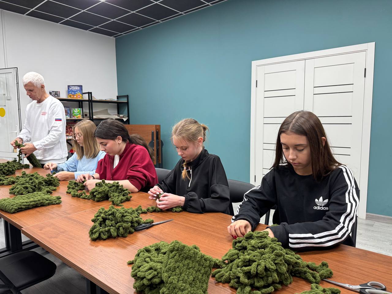 «Волонтеры Подмосковья» связали теплые шарфы для наших военнослужащих «Волонтеры Подмосковья» связали теплые шарфы для наших военнослужащих