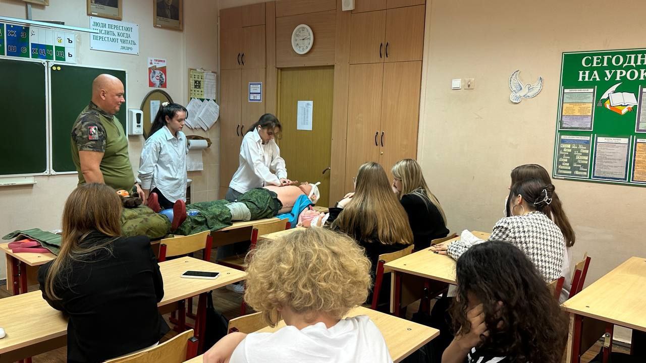 Фельдшер научил школьников оказывать первую помощь Фельдшер научил школьников оказывать первую помощь