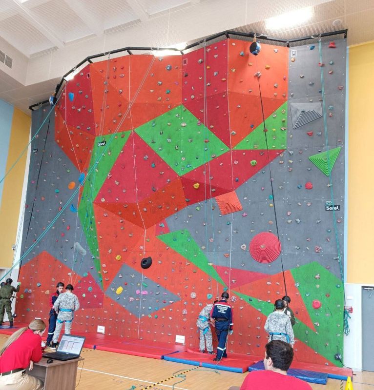 В городском округе Мытищи на базе Дома Юнармии МБОУ СОШ №3 имени генерал-лейтенанта Б.А.Феофанова, прошел lll-й открытый Кубок Юнармии по скалолазанию среди юнармейских отрядов Московской области, посвященный 84-летию...