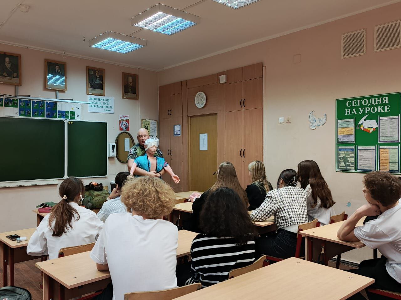 Фельдшер научил школьников оказывать первую помощь Фельдшер научил школьников оказывать первую помощь