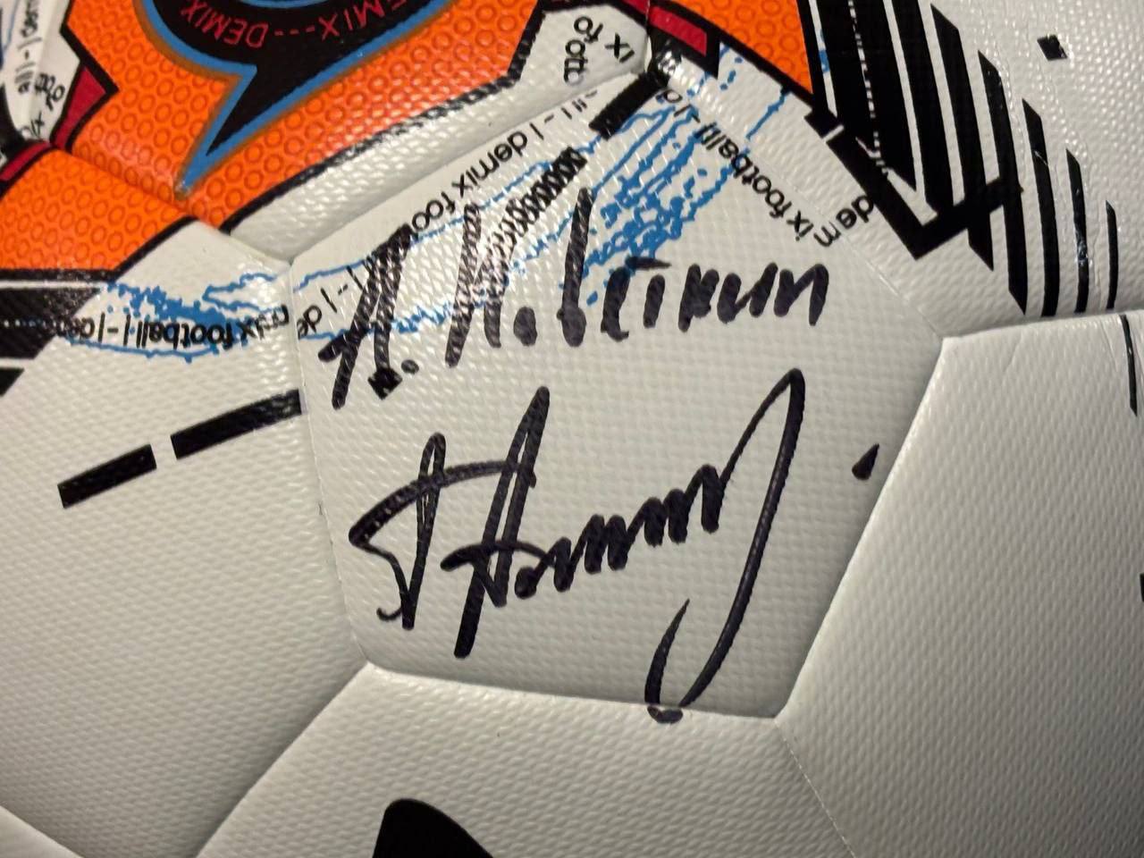 В честь дня открытия Чеховской школьной лиги был объявлен старт розыгрыша уникального трофея: футбольного мяча с личными автографами амбассадоров Школьной Лиги-чемпионов и легенд Чехова! В честь дня открытия Чеховской школьной лиги был объявлен старт розыгрыша уникального трофея: футбольного мяча с личными автографами амбассадоров Школьной Лиги-чемпионов и легенд Чехова!