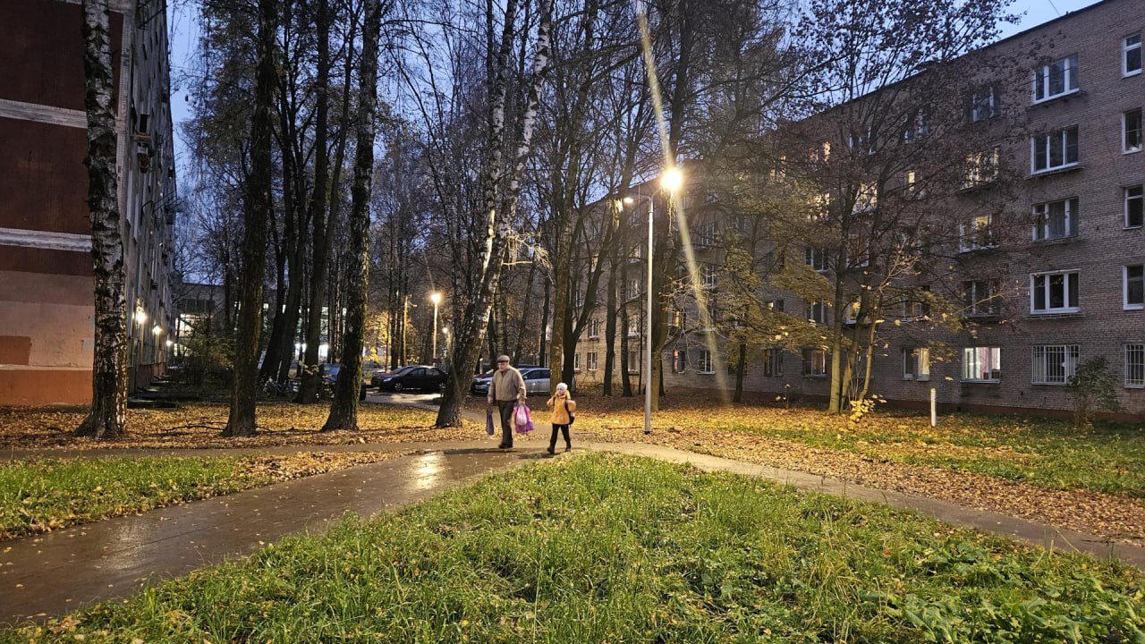На пешеходной дорожке по ул. Железнякова в Долгопрудном теперь светло даже ночью На пешеходной дорожке по ул. Железнякова в Долгопрудном теперь светло даже ночью
