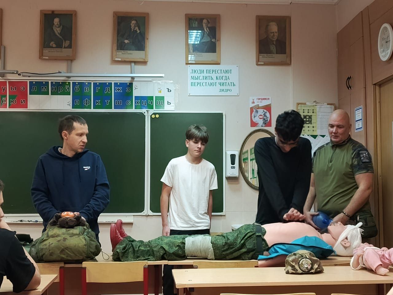 Фельдшер научил школьников оказывать первую помощь Фельдшер научил школьников оказывать первую помощь