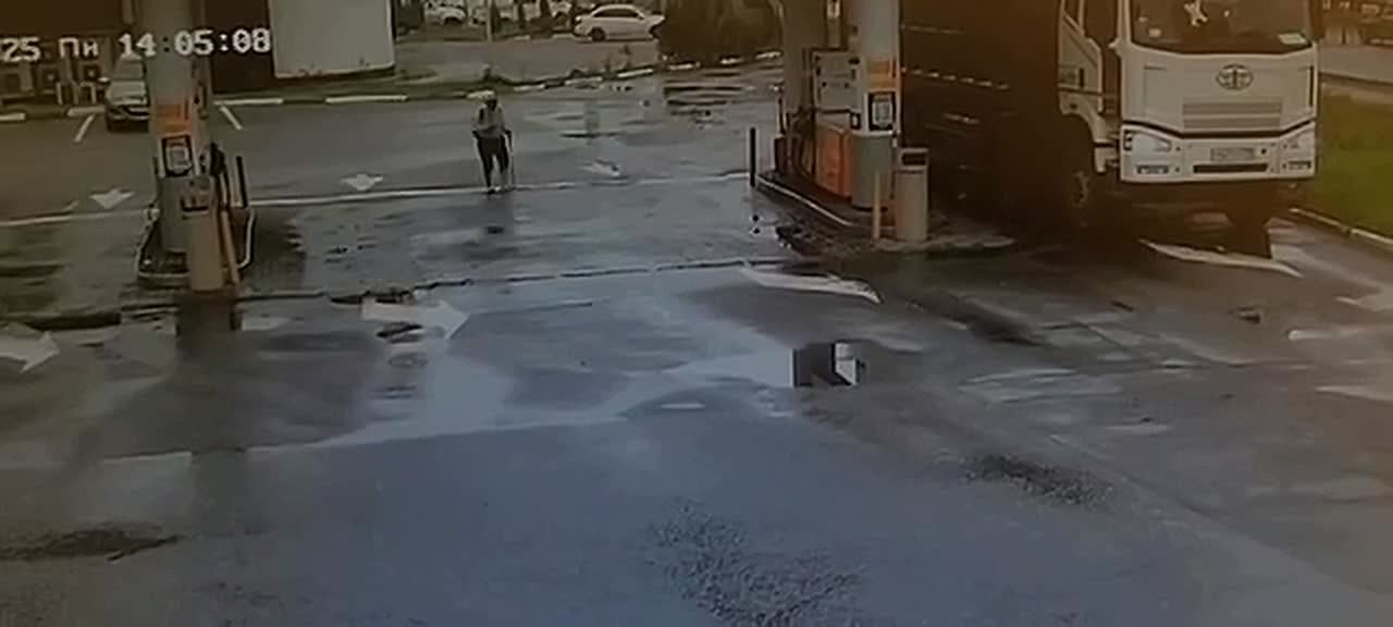 Наглядно показываем, что не надо ходить рядом с грузовиками во дворе, на парковках, заправках и тем более на дорогах