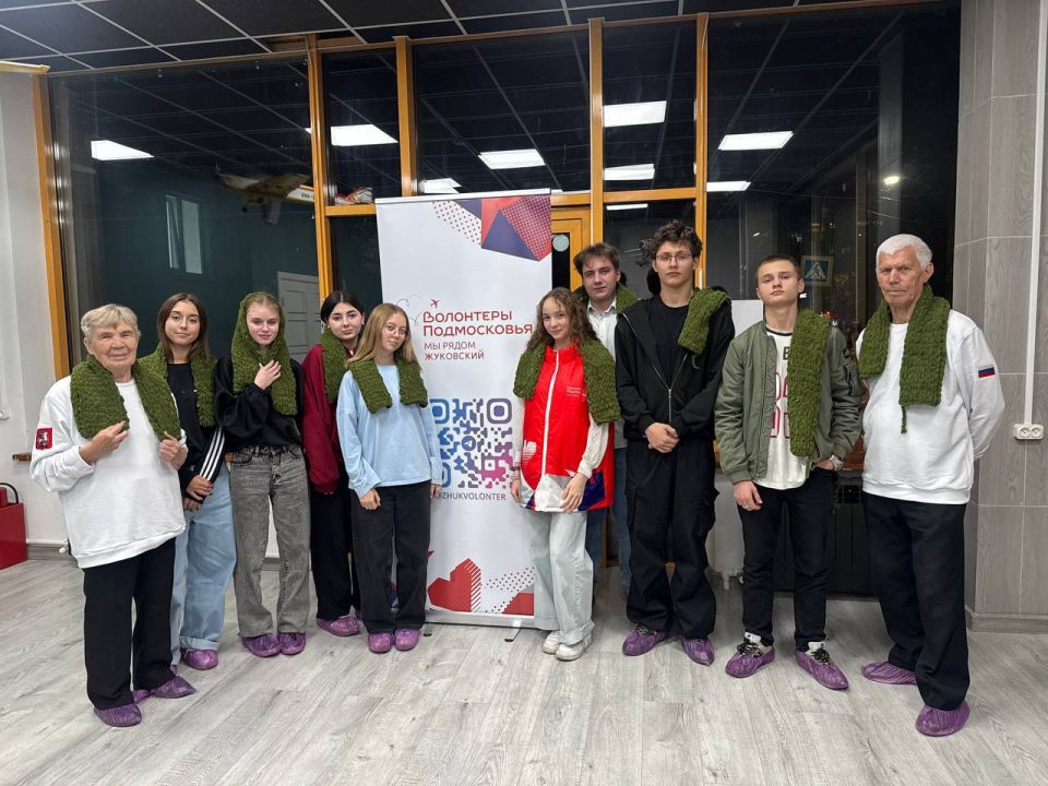 «Волонтеры Подмосковья» связали теплые шарфы для наших военнослужащих