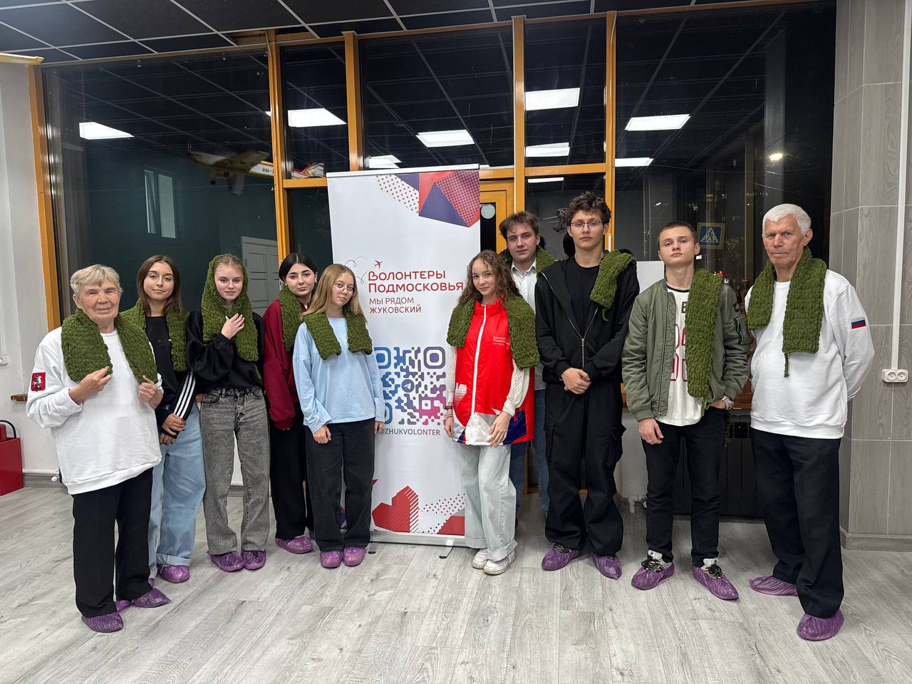 «Волонтеры Подмосковья» связали теплые шарфы для наших военнослужащих