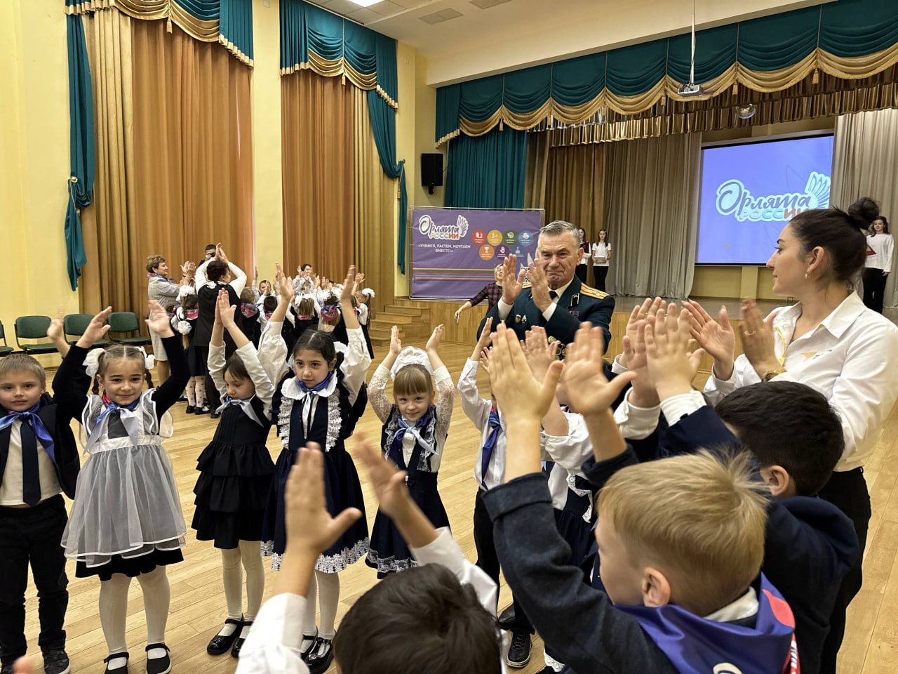 Порядка 200 Орлят России стали на крыло в школе имени Героя России Александра Монетова Порядка 200 Орлят России стали на крыло в школе имени Героя России Александра Монетова