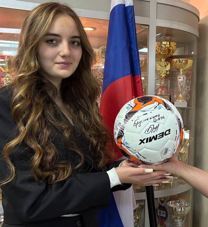 В честь дня открытия Чеховской школьной лиги был объявлен старт розыгрыша уникального трофея: футбольного мяча с личными автографами амбассадоров Школьной Лиги-чемпионов и легенд Чехова! В честь дня открытия Чеховской школьной лиги был объявлен старт розыгрыша уникального трофея: футбольного мяча с личными автографами амбассадоров Школьной Лиги-чемпионов и легенд Чехова!