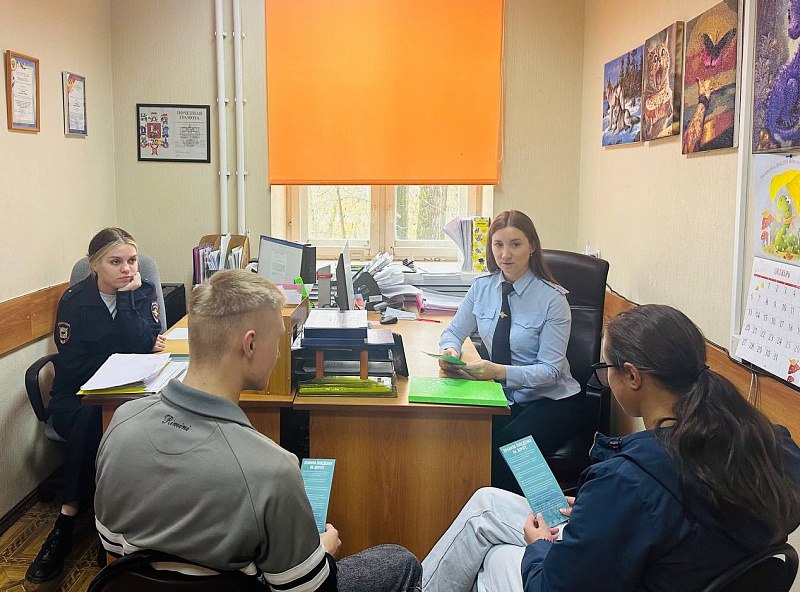 В целях снижения уровня детской дорожной аварийности сотрудники отдела Госавтоинспекции и подразделения по делам несовершеннолетних проводят адресную разъяснительную работу с детьми и подростками, состоящими на... В целях снижения уровня детской дорожной аварийности сотрудники отдела Госавтоинспекции и подразделения по делам несовершеннолетних проводят адресную разъяснительную работу с детьми и подростками, состоящими на...