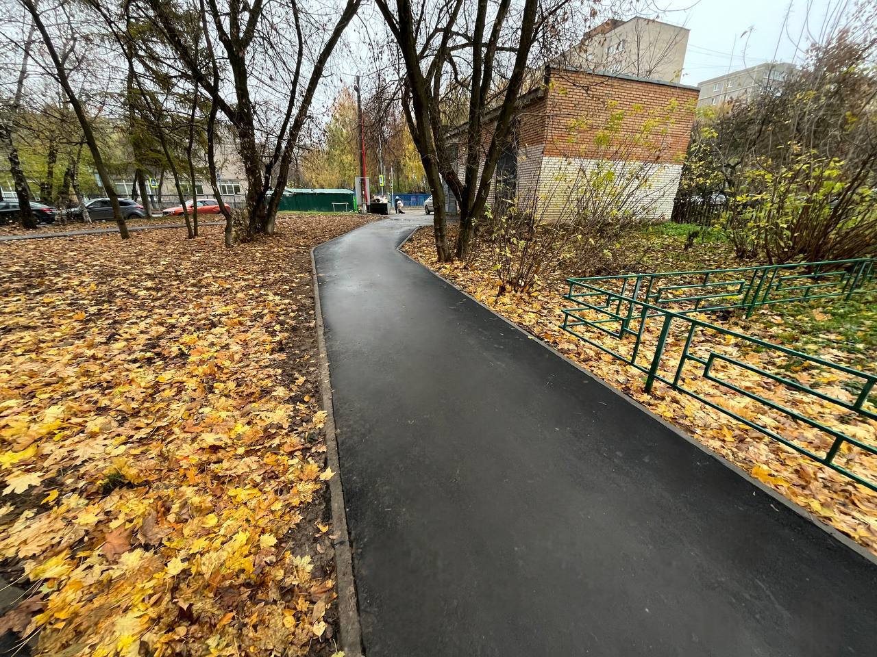 В Подольске работы по благоустройству дворовых территорий завершили еще на двух локациях