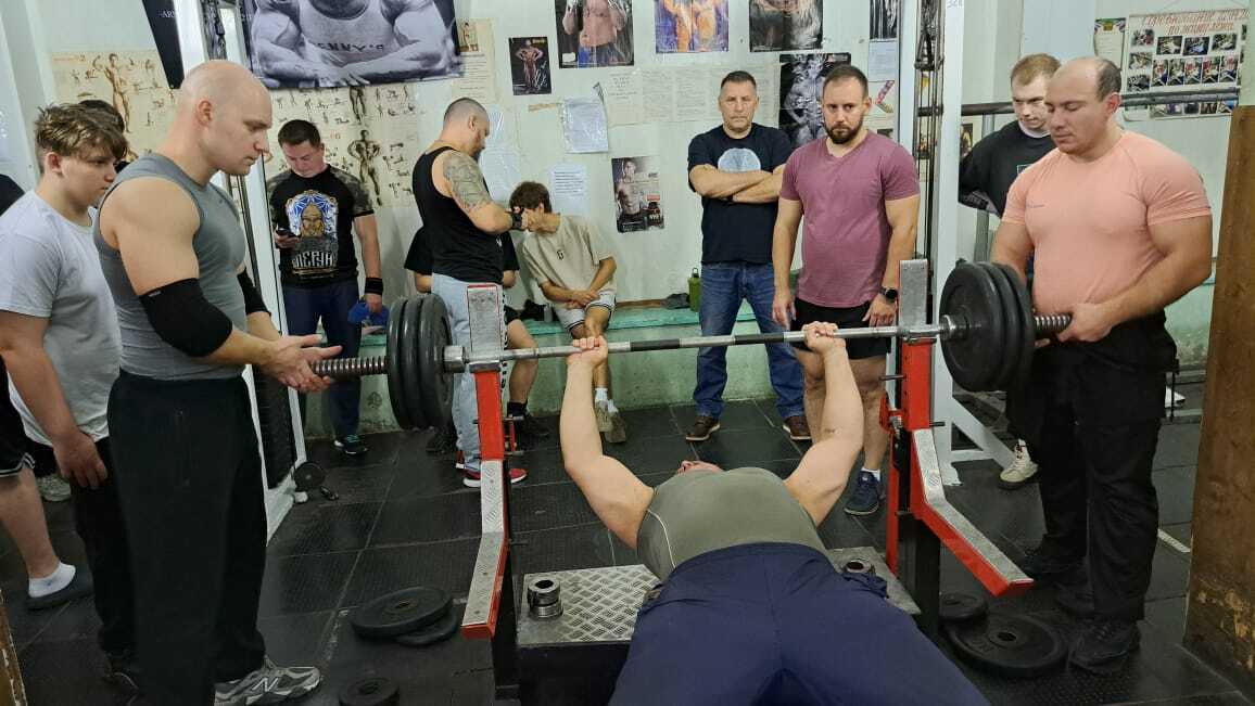 В старейшем в Жуковском тренажерном зале молодежного центра «Дружба» на ул. Маяковского, дом 20, прошли очередные соревнования по жиму лежа, посвященные Дню народного единства