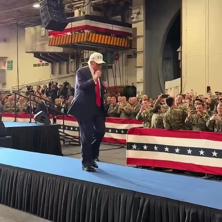Трамп вновь станцевал свой фирменный танец после речи перед экипажем авианосца «Джордж Вашингтон»